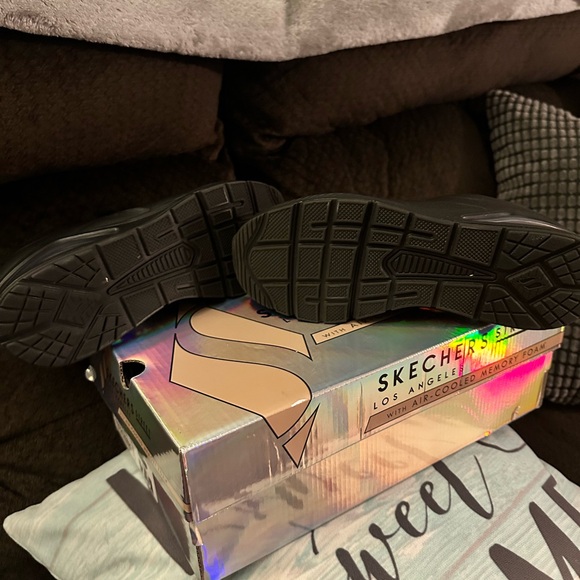 Skechers Black tennis shoes - Picture 3 of 3